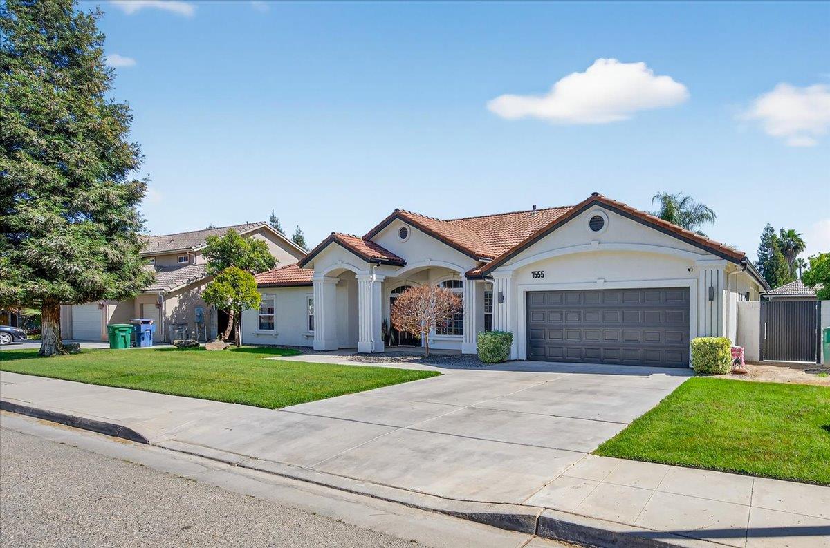 1555 Taylor Ln, Madera, CA 93637