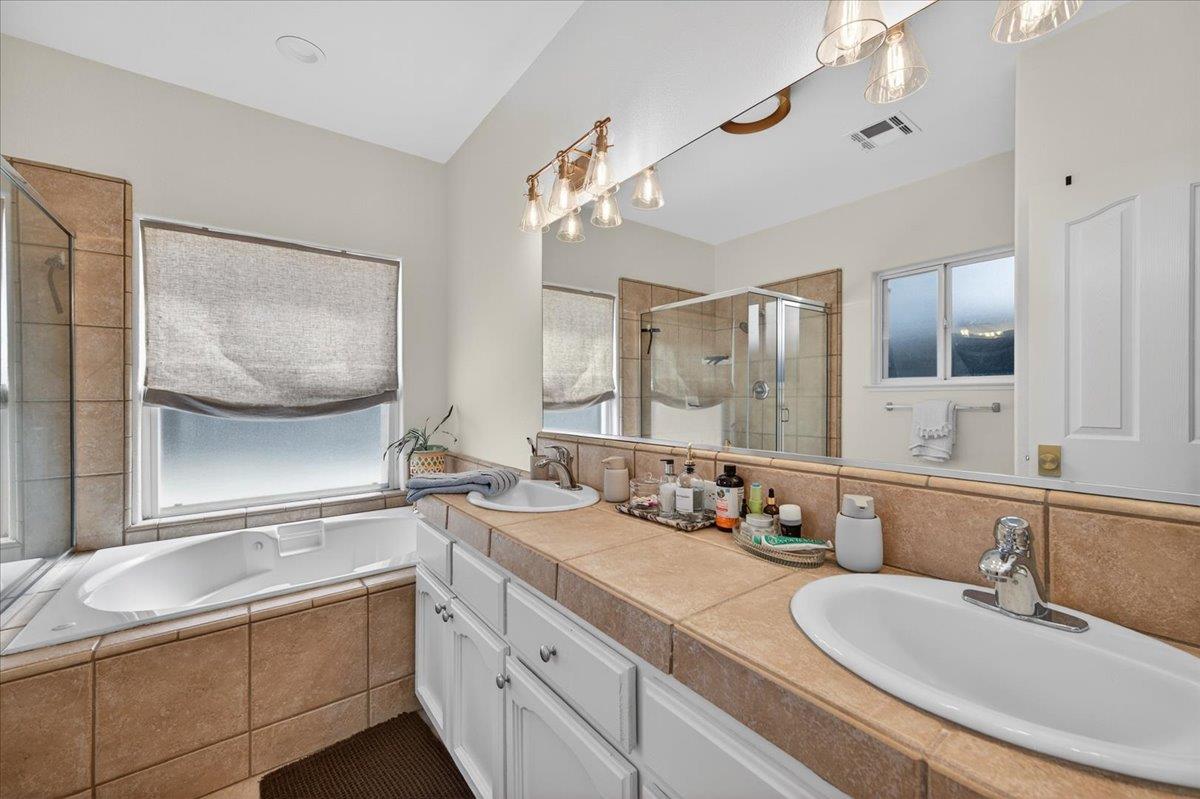 1555 Taylor Ln, Madera, CA 93637