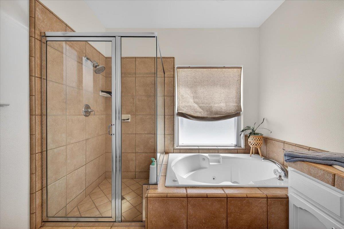 1555 Taylor Ln, Madera, CA 93637