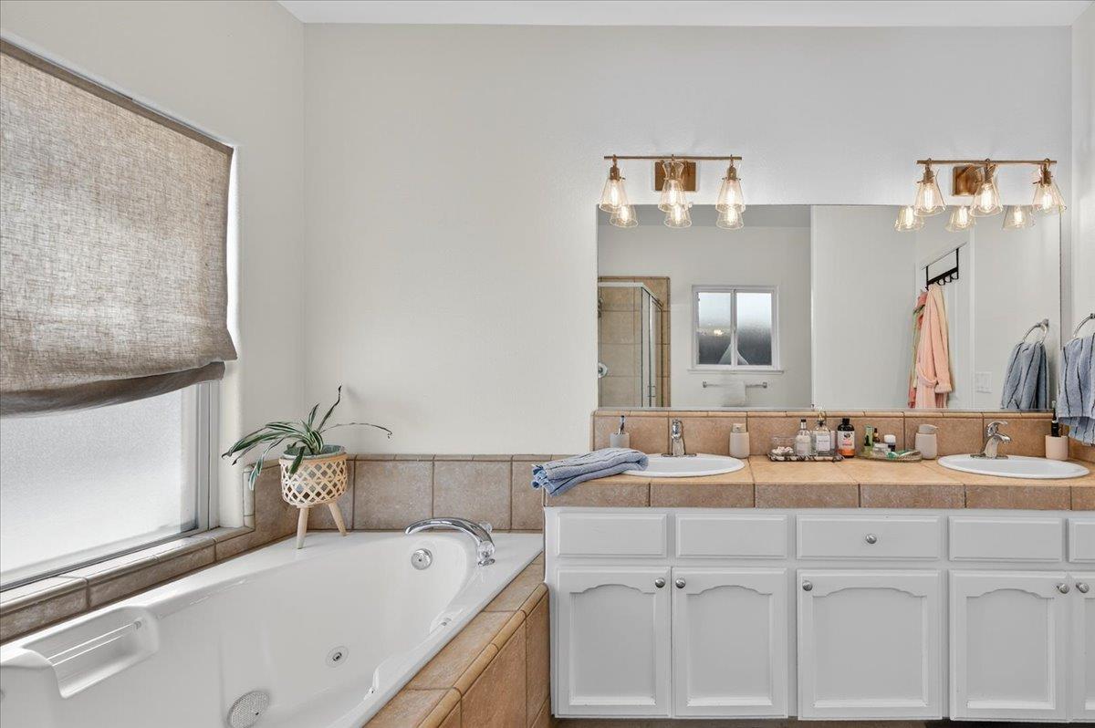 1555 Taylor Ln, Madera, CA 93637