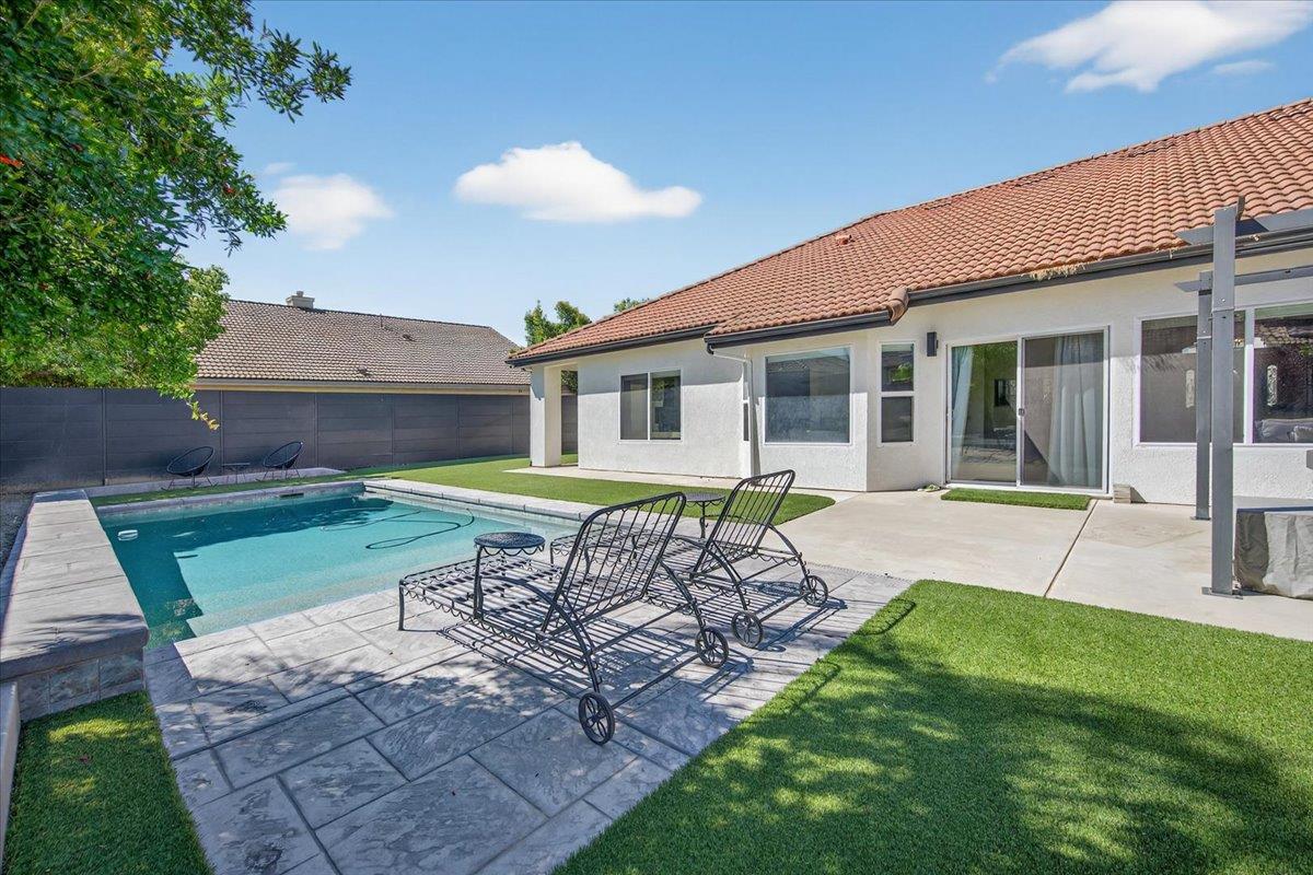 1555 Taylor Ln, Madera, CA 93637