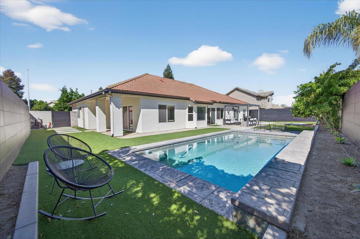 1555 Taylor Ln, Madera, CA 93637