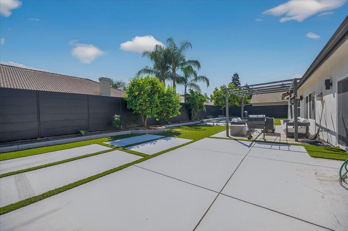 1555 Taylor Ln, Madera, CA 93637