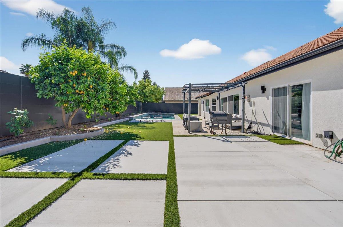 1555 Taylor Ln, Madera, CA 93637