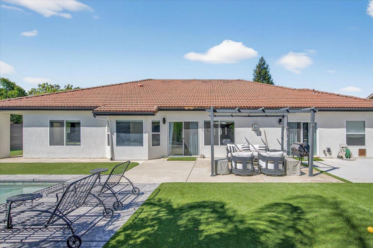 1555 Taylor Ln, Madera, CA 93637